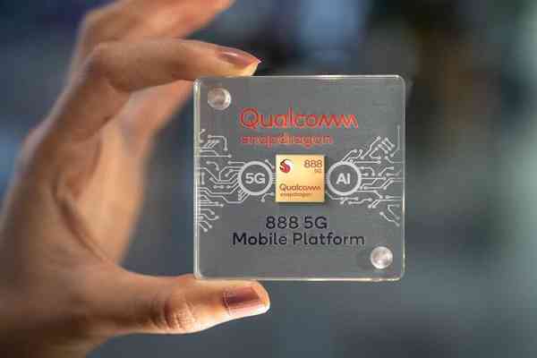 Snapdragon-888-Chip-Case-In-Hand-1024x683-1