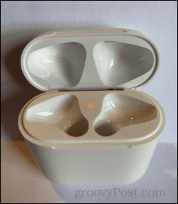 airpods-case-charging-amber-light airpods-case-charging-amber-light