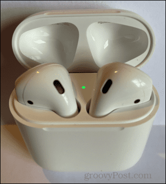 airpods-case-charging-green-light airpods-case-charging-green-light