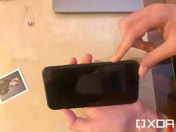 insert-sim-card-on-iPhone-10-1024x768-1