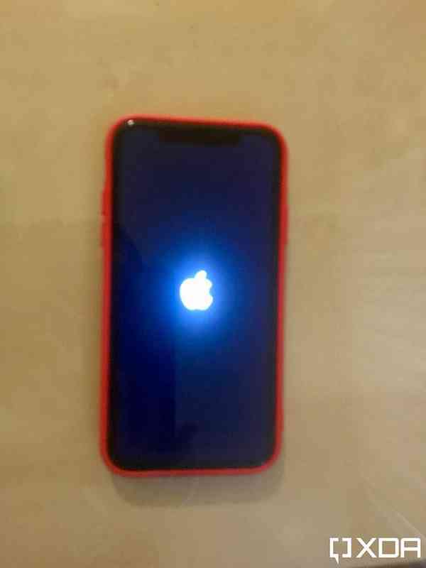 insert-sim-card-on-iPhone-11-768x1024-1