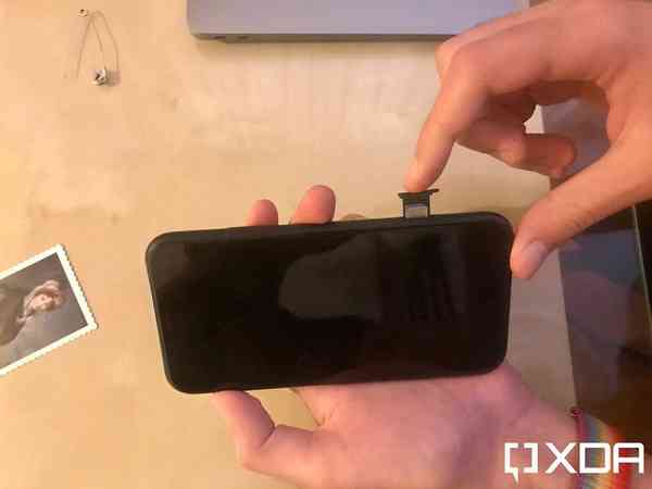 insert-sim-card-on-iPhone-9-1024x768-1