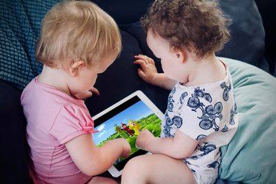 ipad-kids-playing