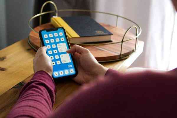 maximize-iphone-home-screen-customized-screen-with-icons-and-widgets-1-768x768-1